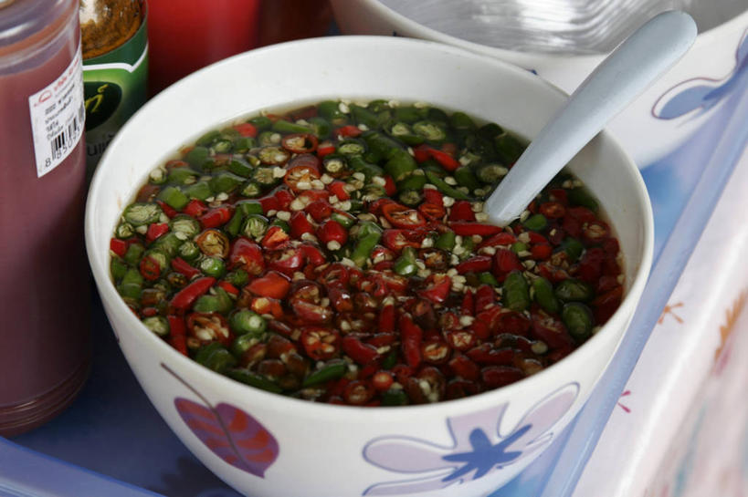 无人,横图,俯视,室内,特写,白天,辣椒,蔬菜,一堆,许多,堆叠,堆积,新鲜,勺子,陶瓷,食品,陶瓷制品,很多,食物,一个,红色,绿色,容器,调羹,汤匙,碗,有机食品,绿色食品,单个,储藏,堆,储存,辣角,红海椒,大椒,辣虎,广椒,辣子,红辣椒,海椒,番椒,彩图,高角度拍摄,贮存