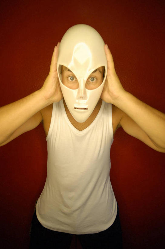 西方人,一个人,站,竖图,室内,白天,正面,帽子,欧洲,欧洲人,仅一个男性,仅一个人,抱头,阴影,红色背景,服装,反射,背心,影子,注视,仅一个年轻男性,衣服,白色,观察,看,站着,摄影,服饰,影棚,观看,犯罪,察看,双手抱头,犯法,衣着,穿着,关注,捧首,捧头,衣饰,巴拉克拉法帽,男人,男性,年轻男性,白种人,站立,半身,彩图,影棚拍摄,拍摄