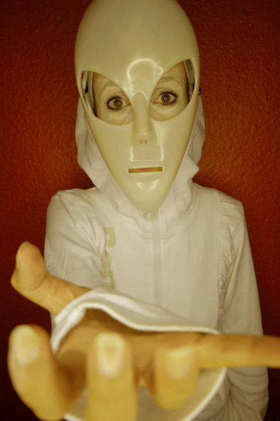 西方人,一个人,站,竖图,室内,白天,正面,帽子,欧洲,欧洲人,仅一个男性,仅一个人,阴影,红色背景,服装,反射,影子,注视,休闲装,仅一个年轻男性,衣服,白色,观察,看,站着,休闲,休闲服,摄影,服饰,影棚,观看,犯罪,察看,张开五指,犯法,关注,巴拉克拉法帽,男人,男性,年轻男性,白种人,站立,半身,彩图,影棚拍摄,拍摄,五指张开