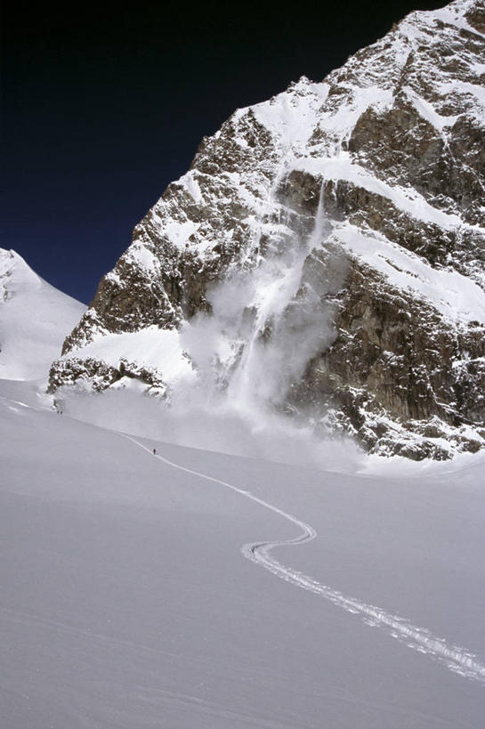 无人,竖图,室外,白天,正面,旅游,度假,石头,美景,山,雪,雪山,大雪,道路,路,公路,瑞士,欧洲,阴影,光线,石子,影子,冰,积雪,景观,山顶,山峰,雪景,冬季,冬天,交通,山峦,娱乐,蓝色,蓝天,天空,阳光,自然,天,享受,休闲,景色,放松,寒冷,晴朗,冰冷,自然风光,中欧,沉积岩,万里无云,严寒,瑞士联邦,冰凉,酷寒,凛冽,凛凛,极冷,颠峰,极峰,瓦莱州,水成岩,石块,岩石,晴空,晴空万里,马路,彩图