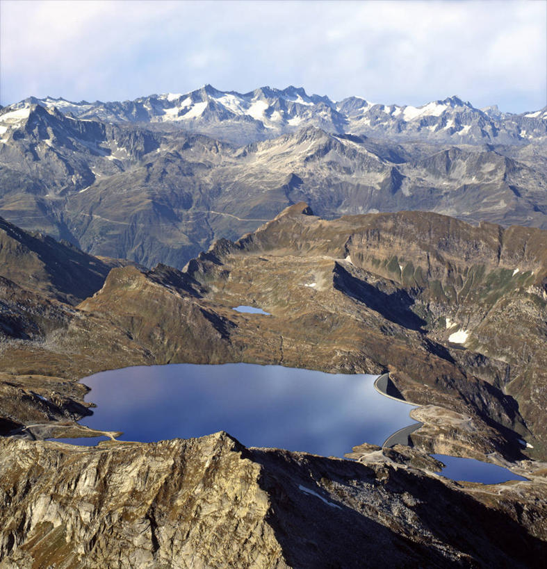 无人,竖图,俯视,室外,白天,旅游,度假,灌溉,河流,石头,美景,山,水,雪,雪山,大雪,建筑,欧洲,阿尔卑斯山,蓄水,阴影,光线,石子,影子,冰,河水,积雪,景观,山顶,山峰,水流,雪景,云,云朵,冬季,冬天,山峦,云彩,娱乐,建设,水坝,水库,蓝色,白云,蓝天,天空,阳光,自然,天,享受,休闲,发电,景色,放松,寒冷,晴朗,冰冷,自然风光,阿尔卑斯山脉,沉积岩,坝,航运,严寒,防洪,供水,水力发电,冰凉,酷寒,凛冽,凛凛,极冷,颠峰,极峰,水成岩,石块,岩石,晴空,彩图,高角度拍摄