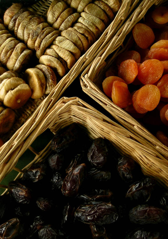 点心,无人,交叉,竖图,俯视,室内,特写,白天,竹子,杏,一堆,许多,阴影,堆叠,堆积,竹制,编织,反射,篮子,影子,食品,很多,食物,腌制,三个,竹篮,饼干,甜食,零食,蜜饯,竹条,堆,交织,竹制品,果脯,杏果,穿插,杏子,彩图,高角度拍摄,杏干