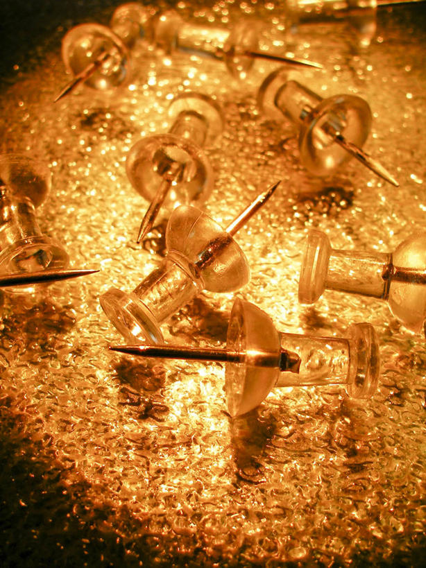 无人,竖图,俯视,室内,特写,白天,生活用品,静物,许多,阴影,朦胧,模糊,光线,影子,灯光,办公用品,很多,文具,学习用品,日用品,图钉,文具用品,彩图,高角度拍摄