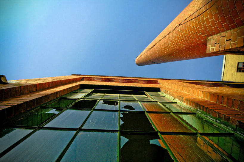 无人,家,横图,室外,白天,仰视,烟囱,窗户,阴影,破碎,光线,影子,房屋,墙,屋子,公寓,破坏,洋房,楼房,破损,玻璃窗,墙壁,墙面,住宅,蓝色,蓝天,天空,阳光,天,晴朗,粉碎,损坏,毁坏,摧毁,万里无云,晴空,晴空万里,彩图,低角度拍摄,房子