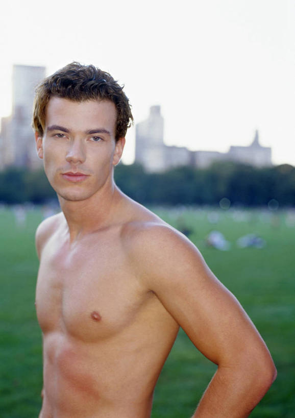 西方人,肌肉,健壮,一个人,家,站,竖图,室外,白天,侧面,草地,草坪,植物,欧洲,欧洲人,仅一个男性,仅一个人,朦胧,模糊,房屋,屋子,注视,楼房,裸露,住宅,草,树,树木,仅一个年轻男性,绿色,天空,自然,天,观察,看,站着,健康,活力,力量,生长,成长,观看,青春,察看,强壮,关注,裸,男人,男性,年轻男性,白种人,站立,半身,彩图,房子