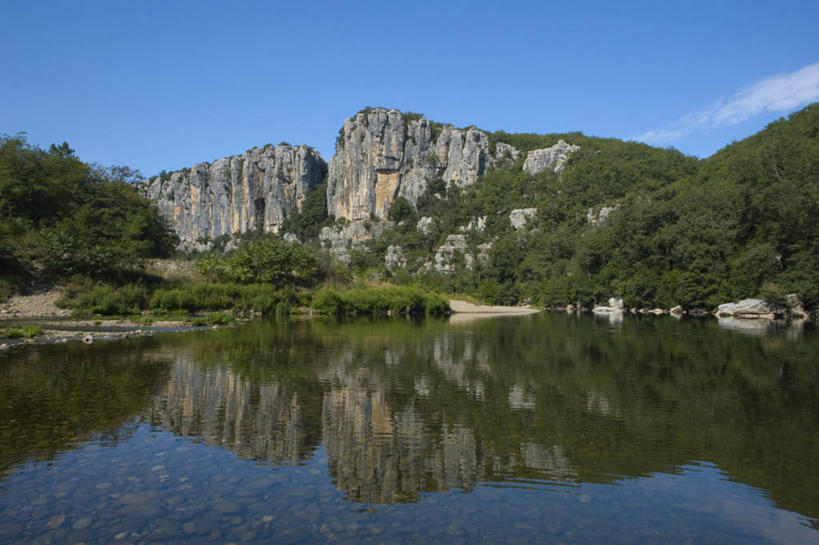 无人,横图,室外,白天,正面,旅游,度假,草地,草坪,河流,石头,美景,山,山脉,树林,水,植物,法国,欧洲,阴影,光线,石子,影子,河水,景观,山峰,水流,云,云朵,山峦,云彩,娱乐,草,树,树木,蓝色,绿色,白云,倒影,蓝天,天空,阳光,自然,群山,天,享受,休闲,景色,放松,生长,晴朗,成长,倒映,西欧,法兰西,自然风光,法兰西共和国,法兰西第五共和国,反照,阿尔代什,阿尔代什省,石块,岩石,晴空,彩图,罗讷.阿尔卑斯,罗讷.阿尔卑斯大区