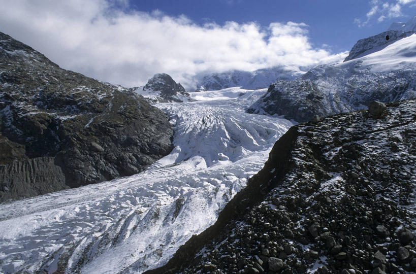 无人,横图,室外,白天,正面,旅游,度假,石头,美景,山,雪,雪山,大雪,瑞士,欧洲,阴影,光线,纹路,石子,纹理,影子,冰,积雪,景观,山峰,悬崖,雪景,云,云朵,冬季,冬天,山峦,云彩,娱乐,蓝色,白云,蓝天,天空,阳光,自然,天,享受,休闲,景色,放松,寒冷,晴朗,冰冷,自然风光,冰河,中欧,肌理,严寒,瑞士联邦,冰凉,酷寒,凛冽,凛凛,极冷,绝壁,格劳宾登州,格劳宾登,石块,岩石,晴空,彩图,皮兹伯里那山