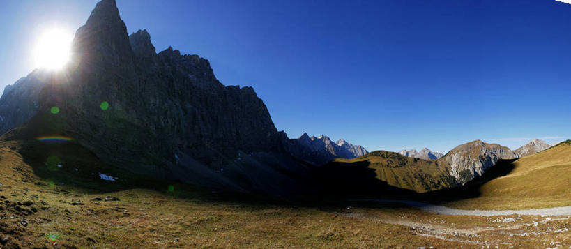无人,横图,室外,白天,仰视,旅游,度假,草地,草坪,石头,美景,山,山脉,太阳,植物,奥地利,欧洲,阿尔卑斯山,阴影,光线,石子,影子,景观,山峰,悬崖,山峦,娱乐,草,蓝色,绿色,蓝天,天空,阳光,自然,群山,天,享受,休闲,景色,放松,晴朗,自然风光,中欧,阿尔卑斯山脉,万里无云,奥地利共和国,蒂罗尔,蒂罗尔州,绝壁,石块,岩石,晴空,晴空万里,彩图,低角度拍摄,镜头光晕,透镜闪耀,眩光,卡尔文德尔山脉