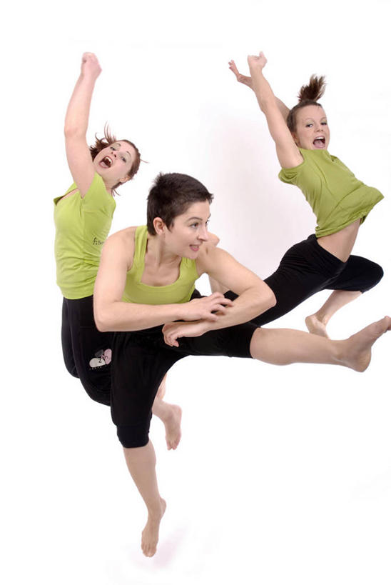 西方人,三个人,伙伴,朋友,跳舞者,跳,举,笑,微笑,露齿笑,竖图,室内,白天,白色背景,正面,跳舞,友谊,欧洲,欧洲人,弯腰,服装,半空,扭头,注视,休闲装,光脚,衣服,观察,看,托,转头,休闲,赤脚,休闲服,摄影,服饰,影棚,观看,察看,关注,舞姿,弯身,友情,年轻女性,女人,女性,白种人,舞蹈家,舞蹈演员,舞者,举起,举手,举着,抬头,跳跃,向上举,向上伸,向上托,仰头,彩图,全身,影棚拍摄,拍摄,舞蹈