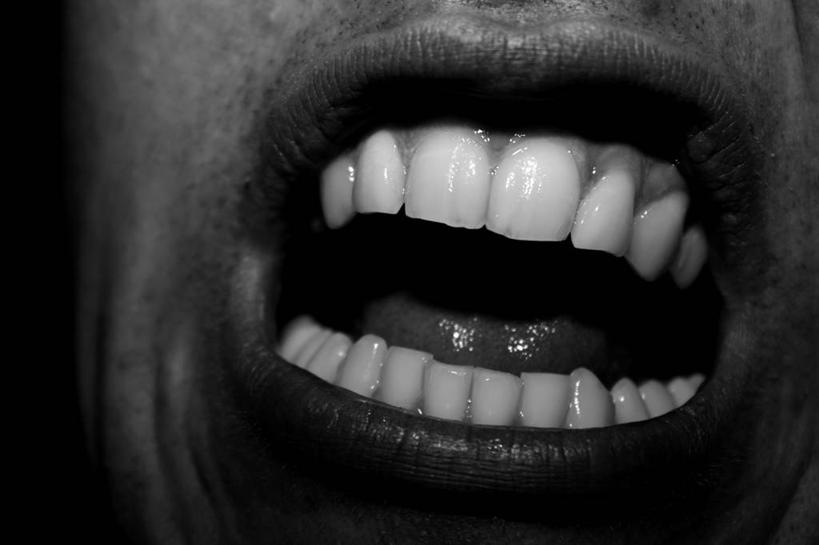 西方人,嘴,牙齿,一个人,横图,黑白,室内,特写,白天,正面,欧洲,欧洲人,仅一个男性,仅一个人,仅一个中年男性,黑色背景,大喊,张嘴,摄影,影棚,大叫,张大嘴巴,大呼,男人,男性,中年男性,白种人,齿,口,口腔,牙,牙龈,嘴巴,嘴唇,张开嘴,半身,影棚拍摄,拍摄