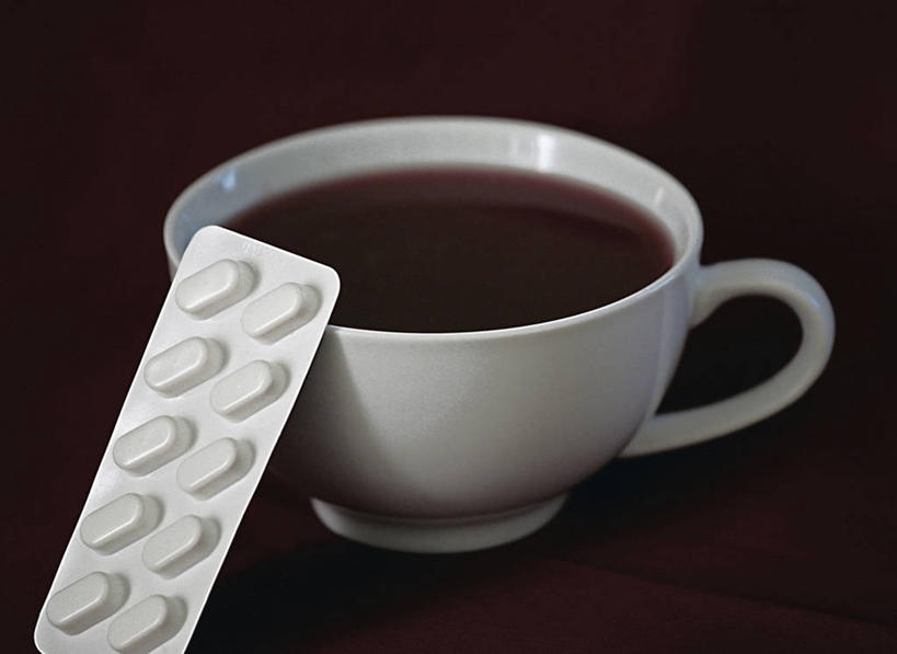 无人,横图,俯视,室内,特写,白天,幸福,安全,茶,杯子,阴影,红色背景,反射,药剂,药丸,影子,塑料,陶瓷,茶叶,防护,陶瓷制品,饮品,一杯,娱乐,药片,盒子,一个,白色,包装盒,容器,水杯,塑料制品,药品,花茶,享受,休闲,温馨,放松,乐趣,治疗,保健,养生,摄影,影棚,单个,储藏,保护,药物,花草茶,医疗,舒适,储存,保险,预防,香花茶,香片,熏花茶,平安,茶杯,彩图,高角度拍摄,影棚拍摄,拍摄,吸塑包装盒,贮存