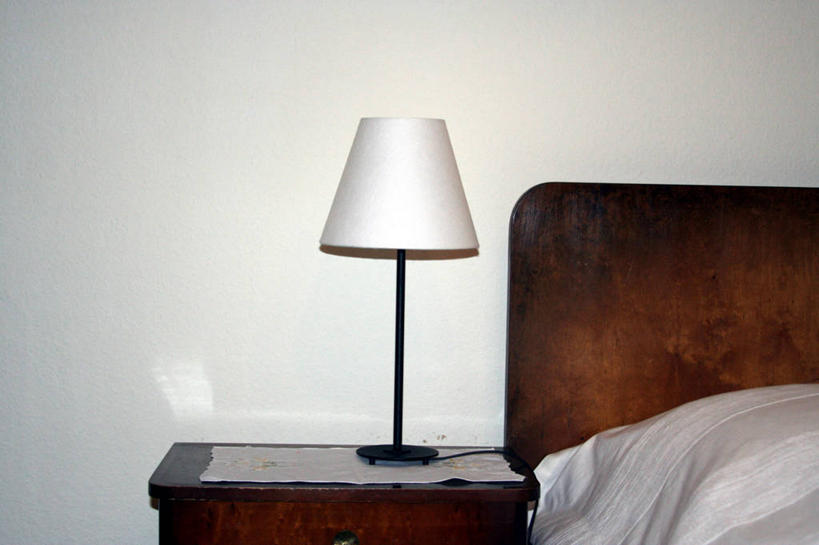 无人,横图,室内,白天,正面,床,柜子,靠垫,卧室,照明,墙,双人床,灯光,床单,靠枕,被子,墙壁,墙面,灯,床头柜,灯具,垫子,枕头,照亮,被单,照明设备,储存,床头灯,储备,蕴藏,贮备,彩图,睡房,卧房,贮存