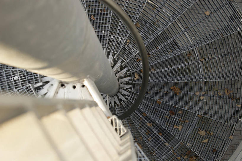 无人,栏杆,攀登,横图,俯视,室外,特写,白天,度假,美景,城市风光,城市,阴影,环绕,围绕,光线,梯子,影子,柱子,阶梯,木梯,景观,围栏,环抱,娱乐,护栏,阳光,享受,休闲,爬,景色,放松,上升,登高,萦绕,攀爬,彩图,高角度拍摄