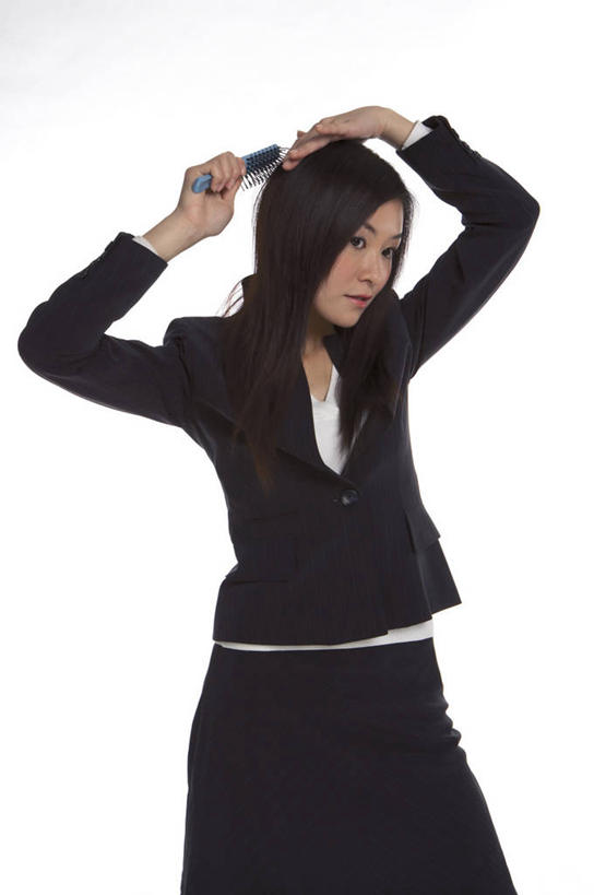 东方人,一个人,商务人士,商务女性,站,举,竖图,室内,白天,白色背景,正面,亚洲,仅一个年轻女性,仅一个女性,仅一个人,握,套装,拿,梳子,拿着,梳头,注视,黄种人,日用品,观察,看,托,站着,握着,摄影,影棚,观看,察看,打理,关注,商务装,梳理,工薪阶层,美发用品,年轻女性,女人,女性,亚洲人,白领,上班族,举起,举手,举着,向上举,向上伸,向上托,站立,半身,彩图,影棚拍摄,拍摄