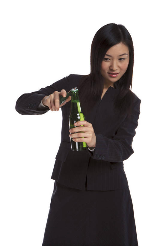 啤酒,东方人,一个人,商务人士,商务女性,站,竖图,室内,白天,白色背景,正面,亚洲,仅一个年轻女性,仅一个女性,仅一个人,握,套装,开瓶器,酒类,开瓶,拿,拿着,注视,黄种人,玻璃制品,酒,酒瓶,饮料,一个,玻璃瓶,瓶子,观察,看,站着,啤酒瓶,握着,摄影,影棚,单个,观看,察看,开启,关注,商务装,启瓶器,工薪阶层,瓶启,啤酒开,啤酒开瓶器,啤酒瓶启,年轻女性,女人,女性,亚洲人,白领,上班族,站立,半身,彩图,影棚拍摄,拍摄,酒具
