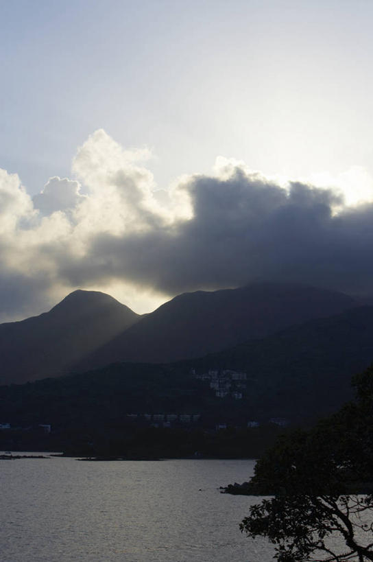 无人,竖图,室外,白天,正面,旅游,度假,海浪,海洋,石头,美景,山,山脉,植物,香港,中国,亚洲,阴影,光线,石子,影子,景观,浪花,山顶,山峰,云,云朵,山峦,背光,云彩,娱乐,树,树木,蓝色,绿色,白云,蓝天,天空,阳光,自然,海水,群山,天,享受,休闲,景色,放松,生长,晴朗,成长,港,自然风光,逆光,海景,东亚,新界,白沙湾,香港特别行政区,港澳台,中华人民共和国,颠峰,极峰,大海,风浪,海,海水的波动,近岸浪,石块,涌浪,晴空,彩图,西贡半岛,西贡区