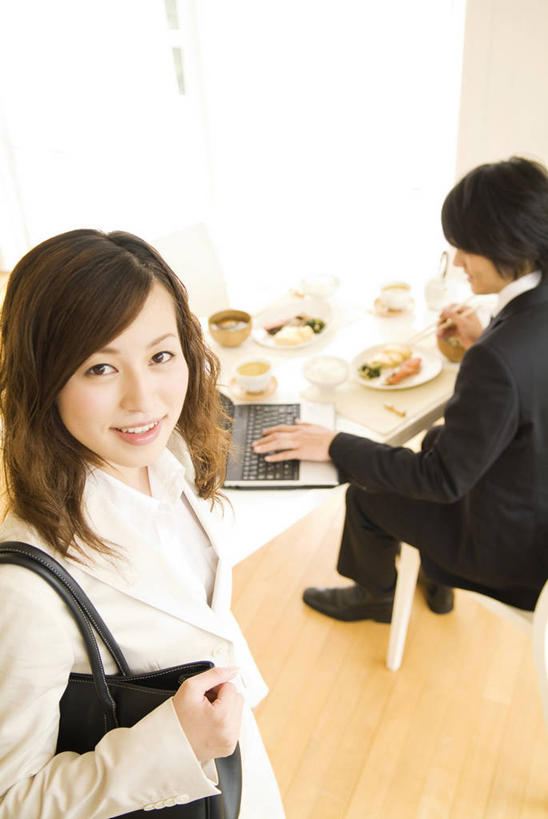 东方人,两个人,家庭,夫妻,商务人士,商务男性,商务女性,站,坐,笑,微笑,竖图,俯视,室内,白天,衬衫,爱情,烹饪,电脑,笔记本电脑,餐桌,筷子,桌子,餐具,亚洲,握,阴影,套装,朦胧,模糊,反射,网络,包,碟子,盘,皮包,影子,陶瓷,日本料理,料理,食品,陶瓷制品,浪漫,拿,拿着,注视,黄种人,文化,通讯设备,传统,菜肴,美食,食物,盘子,容器,碟,碗,日式料理,观察,看,站着,日式,温暖,温馨,一家人,恩爱,握着,恋人,佳肴,餐台,观看,储藏,礼节,一台,单肩包,和睦,察看,无线,储存,关注,礼仪,通信设备,商务装,无线网络,无线上网,便携式电脑,工薪阶层,手提电脑,男人,男性,年轻男性,年轻女性,女人,女性,亚洲人,年轻人,夫妇,情侣,白领,上班族,进餐用具,站立,坐着,半身,彩图,高角度拍摄,衬衣,伴侣,融洽,贮存