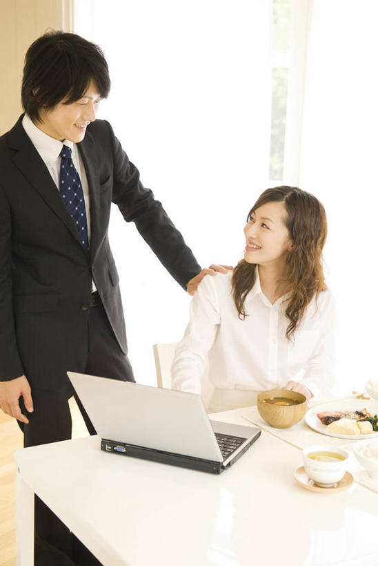 东方人,两个人,家庭,夫妻,商务人士,商务男性,站,坐,笑,微笑,露齿笑,竖图,室内,白天,正面,衬衫,爱情,烹饪,电脑,笔记本电脑,餐桌,筷子,桌子,餐具,亚洲,阴影,套装,服装,朦胧,模糊,反射,网络,碟子,盘,影子,陶瓷,日本料理,料理,食品,领带,陶瓷制品,浪漫,注视,休闲装,黄种人,文化,通讯设备,传统,菜肴,美食,食物,衣服,盘子,容器,碟,碗,日式料理,低头,观察,看,站着,休闲,日式,温暖,温馨,一家人,休闲服,恩爱,恋人,服饰,佳肴,餐台,观看,储藏,礼节,一台,和睦,察看,无线,象征,庄重,储存,关注,礼仪,通信设备,商务装,身份,无线网络,无线上网,便携式电脑,工薪阶层,正式,地位,垂头,手提电脑,男人,男性,年轻男性,年轻女性,女人,女性,亚洲人,年轻人,夫妇,情侣,白领,上班族,进餐用具,站立,坐着,半身,彩图,衬衣,伴侣,融洽,贮存