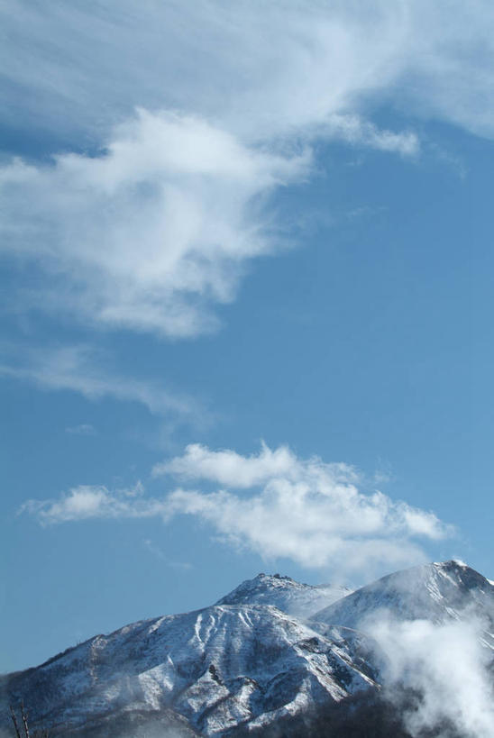 无人,公园,竖图,室外,白天,正面,旅游,度假,石头,美景,山,雪,雪山,大雪,北海道,日本,亚洲,阴影,光线,石子,影子,冰,积雪,景观,山顶,山峰,雪景,云,云朵,冬季,冬天,山峦,云彩,娱乐,蓝色,白云,蓝天,天空,阳光,自然,天,享受,休闲,景色,放松,寒冷,晴朗,冰冷,自然风光,东亚,沉积岩,日本国,洞爷湖,北海道地方,北海道岛,严寒,冰凉,酷寒,凛冽,凛凛,极冷,国立公园,颠峰,极峰,火山口湖,水成岩,支笏洞爷国立公园,石块,岩石,晴空,彩图,有珠山