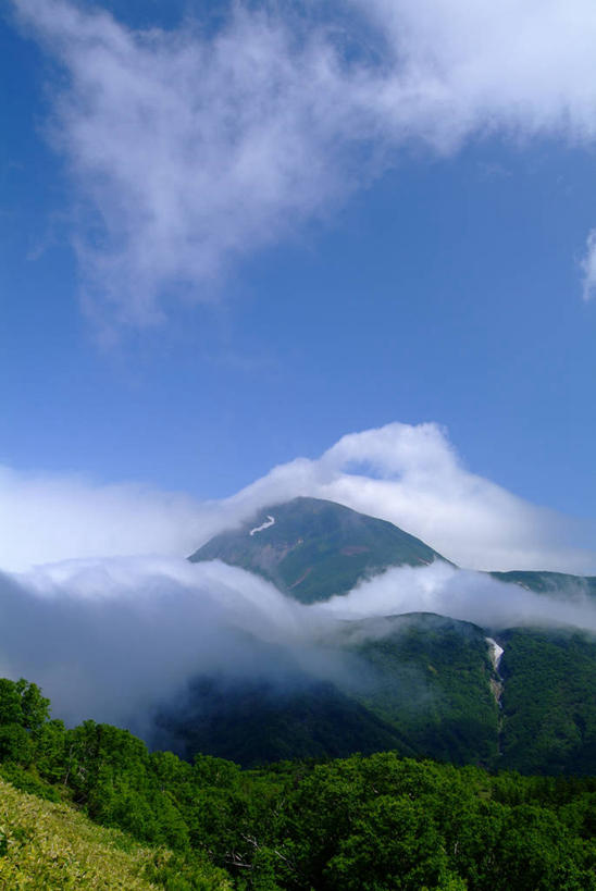 无人,竖图,室外,白天,正面,旅游,度假,石头,美景,森林,山,树林,雪,雪山,植物,大雪,北海道,日本,亚洲,阴影,光线,石子,影子,冰,积雪,景观,山顶,山峰,雪景,云,云朵,冬季,冬天,山峦,云彩,娱乐,树,树木,蓝色,绿色,白云,蓝天,天空,阳光,自然,天,享受,休闲,景色,放松,寒冷,生长,晴朗,成长,冰冷,自然风光,东亚,沉积岩,日本国,北海道地方,北海道岛,严寒,冰凉,酷寒,凛冽,凛凛,极冷,根室支厅,罗臼町,目梨郡,颠峰,极峰,水成岩,石块,岩石,晴空,彩图,道东