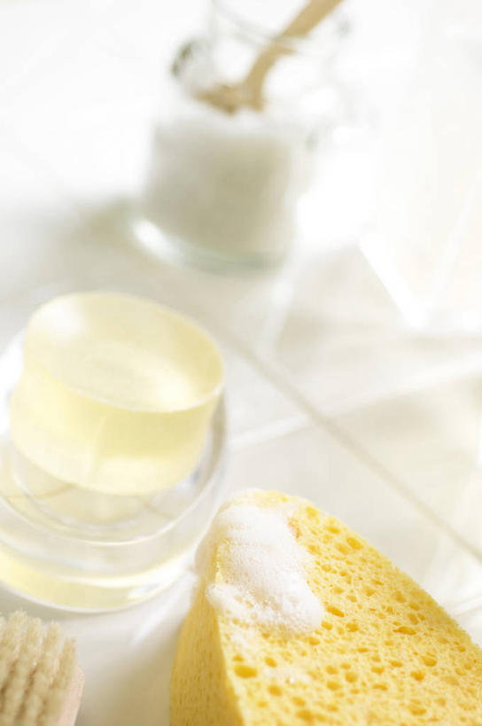 无人,竖图,俯视,室内,特写,白天,化妆,美容,卫生间,浴室,护肤,朦胧,模糊,海绵,勺子,干净,玻璃制品,玻璃瓶,化妆品,瓶子,肥皂,调羹,汤匙,香皂,日用品,洗浴用品,清洁,保养,享受,休闲,健康,放松,保健,卫生,浴盐,护肤品,化妆用品,护肤用品,舒缓,养颜,去污,紧肤,嫩肤,淋浴房,洗涤,彩图,高角度拍摄,冲凉房,沐浴间,沐浴室,浴用海绵