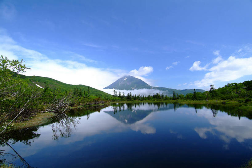 无人,横图,室外,白天,正面,旅游,度假,湖,湖泊,美景,森林,山,山脉,树林,水,植物,北海道,日本,亚洲,阴影,光线,影子,湖面,景观,山峰,水流,水面,云,云朵,山峦,云彩,娱乐,树,树木,蓝色,绿色,白云,倒影,蓝天,天空,阳光,自然,湖水,群山,天,享受,休闲,景色,放松,生长,晴朗,成长,倒映,自然风光,东亚,日本国,北海道地方,北海道岛,根室支厅,罗臼町,目梨郡,反照,晴空,彩图,道东