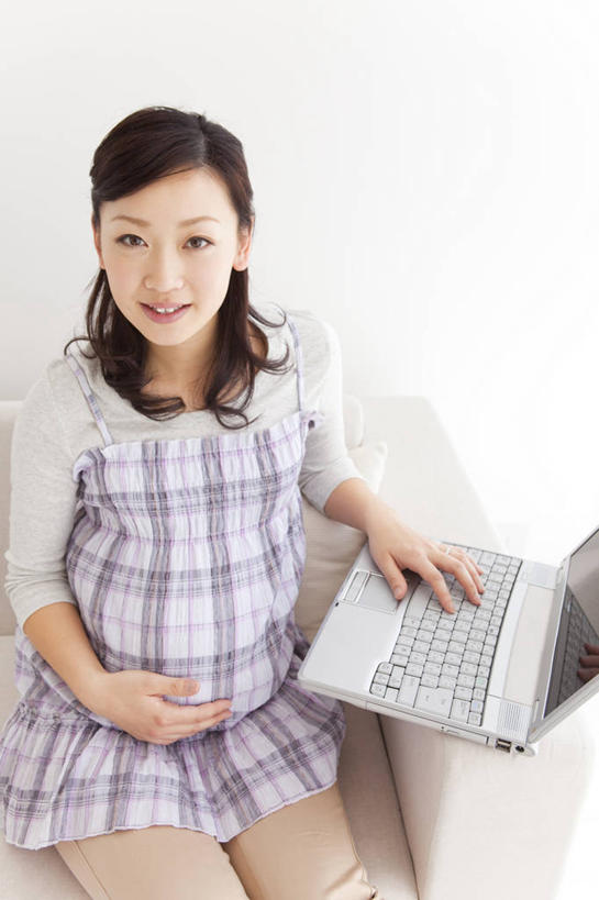 东方人,孕妇,一个人,客厅,坐,笑,摸,微笑,竖图,俯视,室内,白天,电脑,笔记本电脑,沙发,亚洲,仅一个年轻女性,仅一个女性,仅一个人,抚摸,服装,网络,注视,黄种人,通讯设备,衣服,观察,看,怀孕,服饰,观看,一台,察看,无线,起居室,待产,衣着,孕妇装,穿着,关注,通信设备,无线网络,布艺沙发,无线上网,便携式电脑,妊娠,准妈妈,孕妇裙,衣饰,客堂,手提电脑,年轻女性,女人,女性,亚洲人,产妇,触摸,接触,坐着,半身,彩图,高角度拍摄