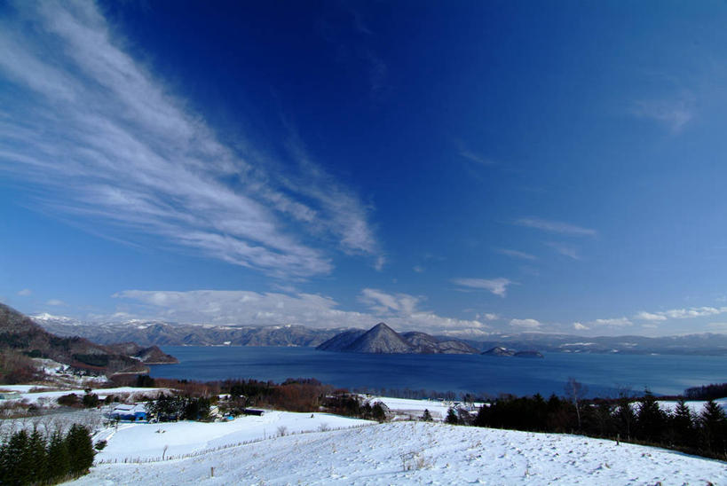 无人,公园,横图,室外,白天,正面,旅游,度假,湖,湖泊,美景,山,水,雪,雪山,植物,大雪,北海道,日本,亚洲,阴影,光线,影子,冰,湖面,积雪,景观,山峰,水流,水面,雪景,云,云朵,冬季,冬天,山峦,云彩,娱乐,树,树木,蓝色,绿色,白云,蓝天,天空,阳光,自然,湖水,天,享受,休闲,景色,放松,寒冷,生长,晴朗,成长,冰冷,自然风光,东亚,日本国,洞爷湖,北海道地方,北海道岛,严寒,冰凉,酷寒,凛冽,凛凛,极冷,国立公园,火山口湖,支笏洞爷国立公园,晴空,彩图