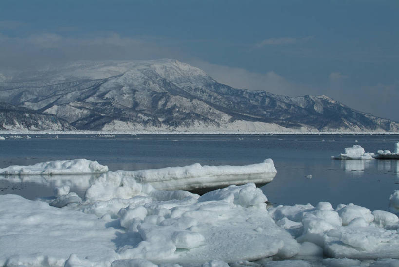 无人,横图,室外,白天,正面,旅游,度假,湖,湖泊,美景,山,水,雪,雪山,大雪,北海道,日本,亚洲,阴影,光线,影子,冰,湖面,积雪,景观,山峰,水流,水面,雪景,云,云朵,冬季,冬天,山峦,云彩,娱乐,蓝色,白云,倒影,蓝天,天空,阳光,自然,湖水,天,享受,休闲,景色,放松,寒冷,晴朗,冰冷,倒映,自然风光,东亚,日本国,北海道地方,北海道岛,严寒,冰凉,酷寒,凛冽,凛凛,极冷,根室支厅,罗臼町,目梨郡,反照,晴空,彩图,道东