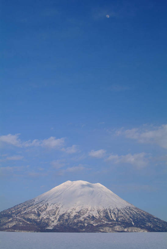 无人,公园,竖图,室外,白天,正面,旅游,度假,湖,湖泊,火山,美景,山,水,雪,雪山,大雪,北海道,富士山,日本,亚洲,阴影,光线,影子,冰,湖面,积雪,景观,山峰,水流,水面,雪景,云,云朵,冬季,冬天,山峦,云彩,娱乐,蓝色,白云,蓝天,天空,阳光,自然,湖水,天,享受,休闲,景色,放松,寒冷,晴朗,冰冷,自然风光,东亚,日本国,北海道地方,北海道岛,严寒,冰凉,酷寒,凛冽,凛凛,极冷,国立公园,虻田郡,羊蹄山,支笏洞爷国立公园,活火山,晴空,彩图,胆振综合振兴局,后志综合振兴局,振兴局,二世古町,二世谷町,胆振支厅,道央