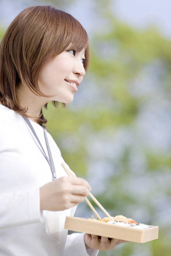 盒饭,东方人,一个人,商务人士,商务女性,站,笑,微笑,露齿笑,竖图,室外,白天,侧面,烹饪,树林,植物,筷子,餐具,亚洲,仅一个年轻女性,仅一个女性,仅一个人,一双,握,阴影,套装,朦胧,模糊,光线,便当,影子,日本料理,料理,食品,注视,黄种人,文化,标识,吊牌,传统,菜肴,美食,树,树木,食物,蓝色,绿色,蓝天,天空,阳光,自然,胸牌,日式料理,天,观察,看,站着,日式,便捷,握着,佳肴,生长,晴朗,成长,观看,礼节,察看,徽章,便利,关注,礼仪,商务装,身份,工薪阶层,胸章,胸卡,万里无云,快捷,弁当,编号牌,雕刻牌,工号牌,胸号牌,胸徽,员工牌,年轻女性,女人,女性,亚洲人,白领,上班族,进餐用具,晴空,晴空万里,站立,半身,彩图