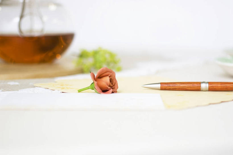 无人,横图,俯视,室内,特写,白天,爱情,幸福,纯洁,热情,植物,茶,桌子,玫瑰,阴影,朦胧,模糊,反射,笔,壶,影子,纸,茶叶,玫瑰花,办公用品,稿纸,信纸,圆珠笔,纸张,浪漫,花蕾,娱乐,书桌,水壶,文具,花瓣,花朵,花卉,鲜花,一朵,便签纸,茶壶,课桌,容器,学习用品,花苞,享受,休闲,温暖,温馨,恩爱,放松,乐趣,文具用品,和睦,提神,舒适,醒脑,感动,尊敬,天真,刺玫花,徘徊花,彩图,高角度拍摄,速写纸,文稿纸,演算纸,融洽