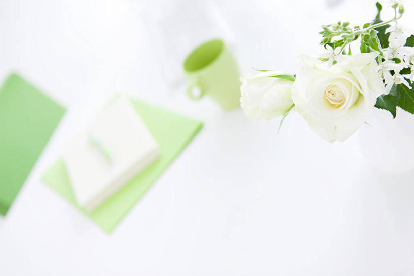 无人,横图,俯视,室内,特写,白天,爱情,幸福,纯洁,热情,桌子,玫瑰,杯子,阴影,朦胧,模糊,盛开,反射,笔,瓷器,影子,玫瑰花,办公用品,记事本,咖啡杯,陶瓷制品,浪漫,花蕾,书桌,文具,花,花瓣,花朵,鲜花,绿色,白色,本子,笔记本,课桌,学习用品,白玫瑰,花苞,花蕊,温暖,温馨,恩爱,文具用品,和睦,瓷杯,感动,尊敬,天真,刺玫花,徘徊花,彩图,高角度拍摄,融洽