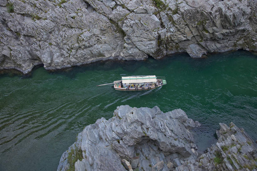 无人,横图,俯视,室外,白天,旅游,度假,河流,石头,美景,水,峡谷,轮船,船,日本,亚洲,一艘,波纹,飞溅,溅,石子,液体,河水,景观,水滴,水流,涟漪,山谷,娱乐,水珠,水纹,自然,船尾波,交通工具,波浪,享受,休闲,景色,放松,岩层,喷洒,自然风光,载具,东亚,德岛县,日本国,水晕,四国地方,四国,四国岛,徳岛,石块,岩石,彩图,高角度拍摄,三好市,大步危站