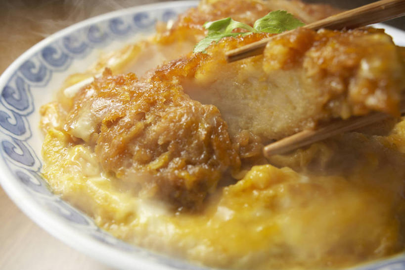 米饭,无人,横图,俯视,室内,特写,白天,烹饪,餐桌,筷子,桌子,餐具,一双,阴影,朦胧,模糊,反射,碟子,盘,影子,炒饭,蛋,蛋包饭,鸡蛋,肉,日本料理,料理,食品,饭,文化,传统,菜肴,美食,肉类,食物,盘子,碟,日式料理,日式,佳肴,餐台,礼节,五谷,礼仪,肉食,卵,进餐用具,彩图,高角度拍摄,鸡卵,鸡子