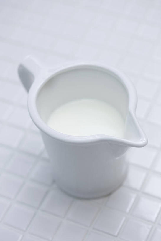 牛奶,无人,竖图,俯视,室内,特写,白天,建材,建筑,玻璃,材料,瓷砖,壶,饮品,营养,墙砖,玻璃制品,水壶,饮料,茶壶,容器,建造,乳制品,奶,牛乳,安神,彩图,高角度拍摄,墙面砖