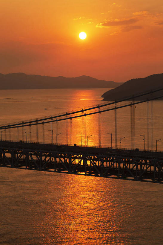 无人,竖图,室外,白天,正面,旅游,度假,海浪,海洋,日落,标志建筑,大桥,地标,建筑,桥梁,日本,亚洲,浪花,晚霞,霞光,落日,斜拉桥,桥,背光,娱乐,建设,海水,黄昏,享受,休闲,旅游胜地,彩霞,放松,逆光,海景,东亚,本州,本州岛,日本国,濑户大桥,中国地方,冈山,冈山县,四国地方,四国,四国岛,香川,香川县,夕照,薄暮,斜张桥,大海,风浪,海,海水的波动,近岸浪,涌浪,夕阳,彩图,傍晚,斜阳