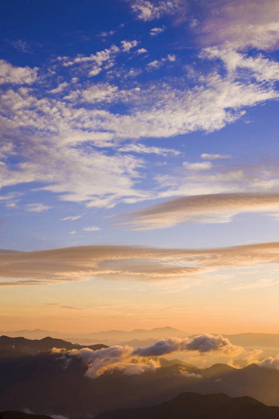 无人,竖图,室外,白天,正面,旅游,度假,日出,美景,山,山脉,太阳,长野县,日本,亚洲,景观,山峰,朝霞,晨曦,黎明,山峦,背光,娱乐,阳光,自然,群山,享受,休闲,景色,放松,自然风光,逆光,东亚,本州,本州岛,日本国,中部地方,岐阜,岐阜县,长野,乘鞍高原,朝阳,彩图,卯时,破晓,日始