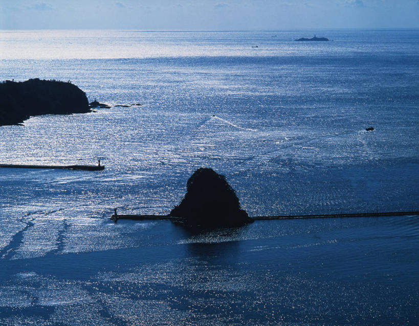 无人,横图,俯视,室外,白天,旅游,度假,岛屿,海浪,海洋,石头,美景,静冈县,日本,亚洲,石子,岛,景观,浪花,水平线,辽阔,海平线,背光,娱乐,蓝色,蓝天,天空,自然,海水,天,享受,休闲,广阔,景色,放松,晴朗,一望无际,自然风光,逆光,海景,东亚,本州,万里无云,本州岛,日本国,中部地方,静冈,无边无际,一马平川,伊豆半岛,大海,风浪,海,海水的波动,近岸浪,列岛,群岛,石块,岩石,涌浪,诸岛,晴空,晴空万里,彩图,高角度拍摄,下田,下田市,水天相接,水天一线