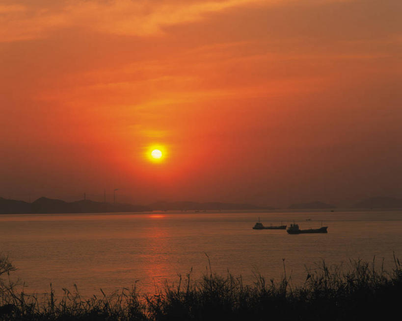 无人,横图,室外,白天,正面,旅游,度假,日出,海浪,海洋,美景,山,山脉,树林,太阳,植物,船,日本,亚洲,景观,浪花,山峰,木船,朝霞,晨曦,黎明,山峦,两艘,娱乐,树,树木,绿色,阳光,自然,海水,交通工具,群山,享受,休闲,景色,放松,生长,成长,舟,自然风光,载具,海景,东亚,本州,本州岛,日本国,中国地方,冈山,冈山县,仓敷,仓敷市,大海,风浪,海,海水的波动,近岸浪,涌浪,朝阳,彩图,卯时,破晓,日始