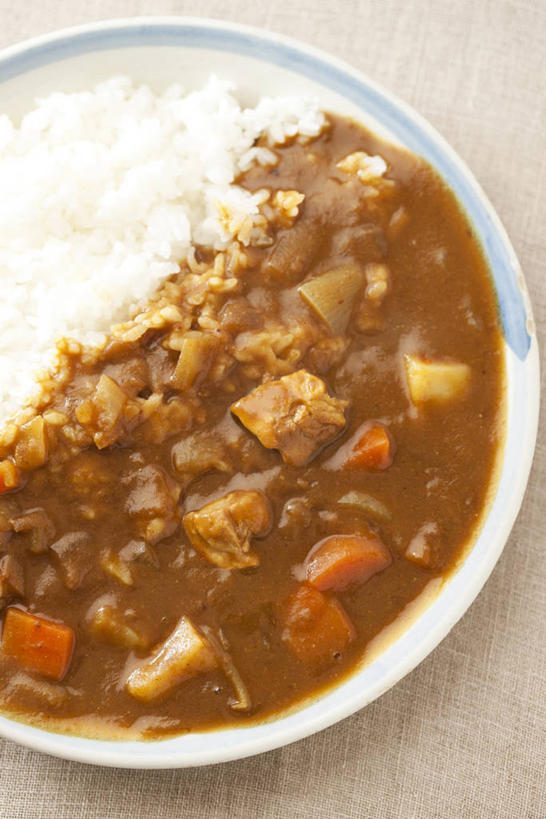 米饭,咖哩,无人,竖图,俯视,室内,特写,白天,烹饪,餐具,阴影,灰色背景,反射,碟子,盘,影子,炒饭,蛋,调料,鸡蛋,鸡肉,肉,料理,食品,饭,调味品,调味料,咖喱,菜肴,美食,肉类,食物,盘子,碟,咖喱炒饭,摄影,佳肴,影棚,五谷,肉食,卵,印度菜,印度料理,彩图,高角度拍摄,影棚拍摄,拍摄,咖喱鸡肉炒饭,鸡卵,鸡子