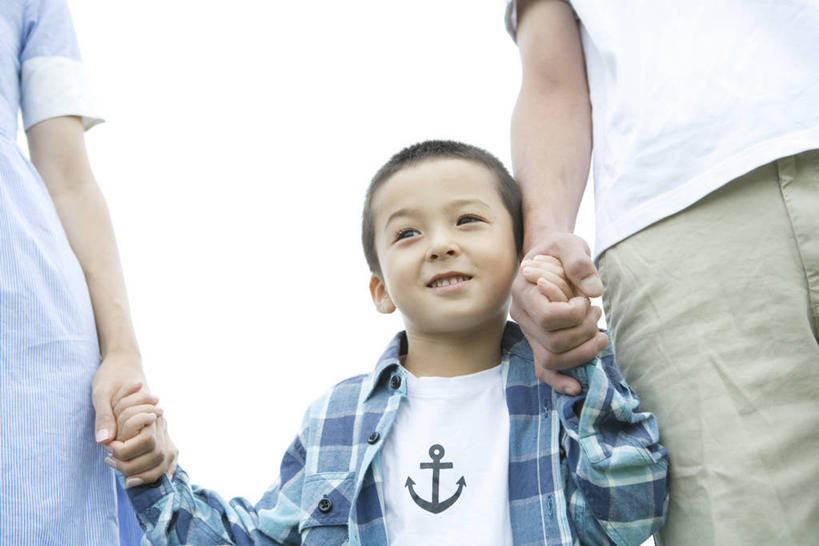 东方人,儿童,中年人,三个人,家庭,夫妻,母亲,父亲,儿子,站,握手,笑,微笑,横图,室外,白天,正面,爱情,纯洁,亚洲,一排,服装,整齐,浪漫,注视,休闲装,黄种人,排列,小孩,衣服,白色,天空,天,观察,看,站着,休闲,温暖,温馨,父子,母子,三口之家,一家人,休闲服,恩爱,父爱,可爱,母爱,童年,童趣,恋人,服饰,观看,锚,和睦,察看,队列,关注,童真,烂漫,无邪,船锚,天真,男孩,男人,男性,女人,女性,中年男性,中年女性,亚洲人,孩子,夫妇,情侣,搀手,拉手,手拉手,手握手,站立,半身,彩图,伴侣,融洽,男生