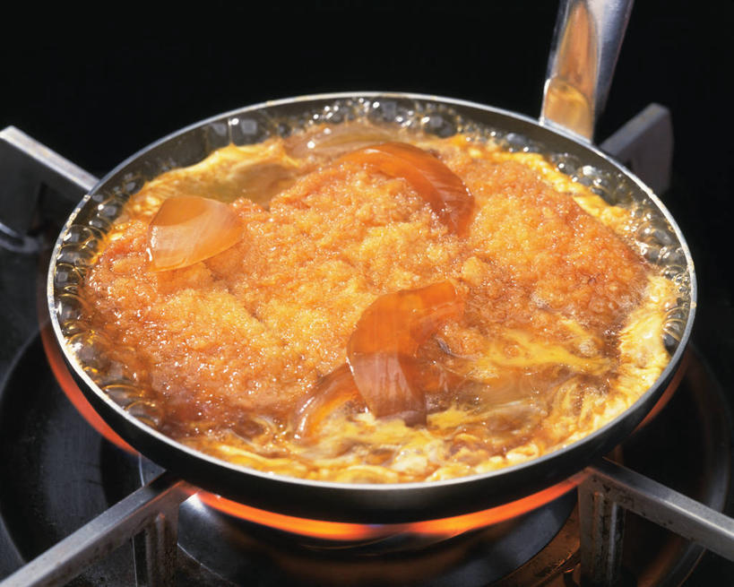 米饭,无人,横图,俯视,室内,特写,白天,烹饪,热情,厨具,火,金属制品,阴影,黑色背景,反射,金属,锅子,火焰,影子,炒饭,蛋,蛋包饭,鸡蛋,肉,日本料理,料理,食品,饭,燃烧,锅,猪肉,菜肴,美食,肉类,食物,煤气炉,日式料理,日式,摄影,佳肴,影棚,锅具,五谷,肉食,烹饪用具,豚肉,卵,烹调用具,烹调,彩图,高角度拍摄,影棚拍摄,拍摄,鸡卵,鸡子