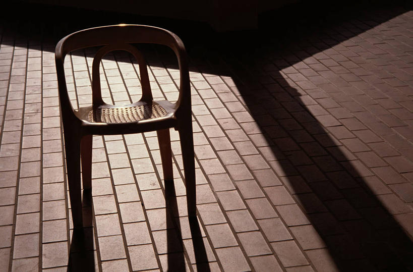 无人,交叉,横图,俯视,室外,白天,建材,建筑,静物,椅子,一把,阴影,编织,光线,材料,瓷砖,地砖,影子,藤椅,地面,墙砖,阳光,建造,交织,穿插,彩图,高角度拍摄,墙面砖