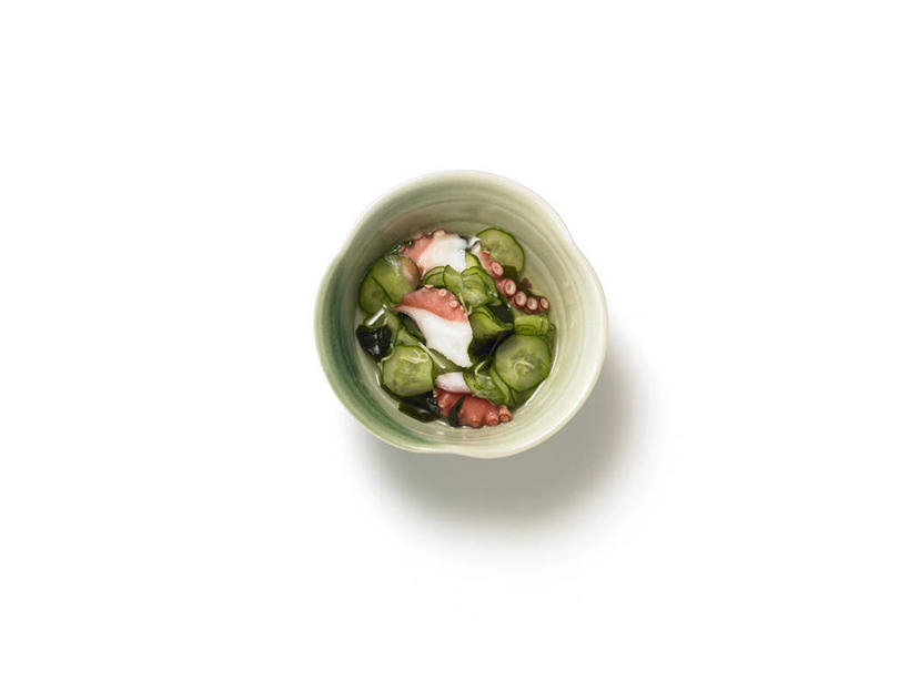 无人,横图,俯视,室内,特写,白天,白色背景,烹饪,西餐,餐桌,桌子,黄瓜,蔬菜,阴影,新鲜,反射,影子,陶瓷,调料,酱料,酱汁,蔬菜沙拉,佐料,沙拉,料理,食品,陶瓷制品,调味品,调味料,色拉,酱,沙拉酱,沙律,菜肴,美食,食物,一个,容器,碗,西式,摄影,佳肴,有机食品,绿色食品,影棚,单个,餐台,色拉酱,储藏,储存,青瓜,胡瓜,彩图,高角度拍摄,影棚拍摄,拍摄,贮存