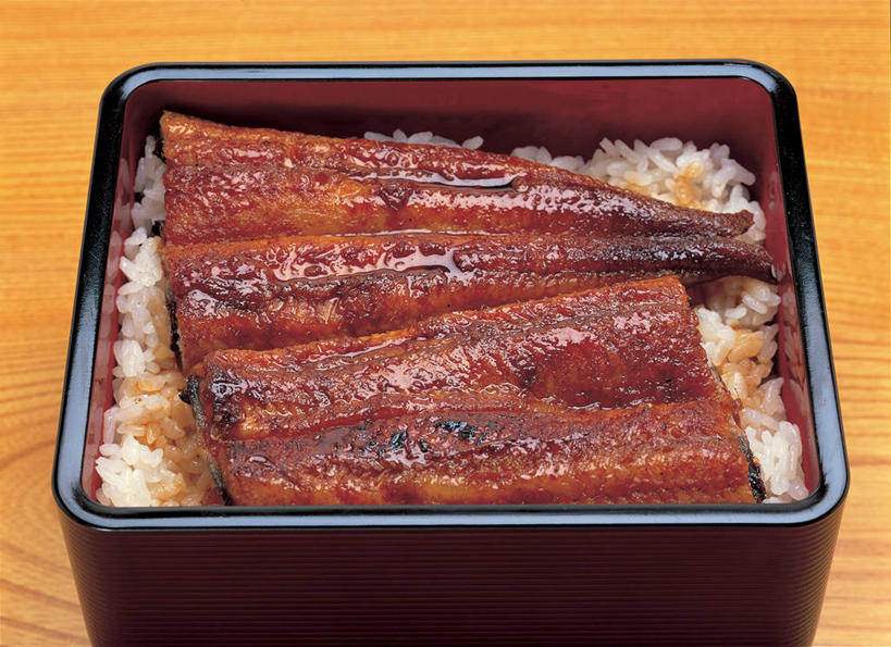 海鲜,米饭,鳗鱼,无人,横图,俯视,室内,特写,白天,烹饪,桌面,桌子,鳗鲡,阴影,反射,木制,鱼,影子,木桌,肉,鱼肉,日本料理,料理,食品,饭,水产,菜肴,美食,肉类,鱼类,海洋生物,食物,一个,木制品,容器,碗,日式料理,日式,佳肴,单个,储藏,五谷,储存,水生动物,烤鳗鱼,海产品,水生物,肉食,海底动物,彩图,高角度拍摄,木桌子,贮存