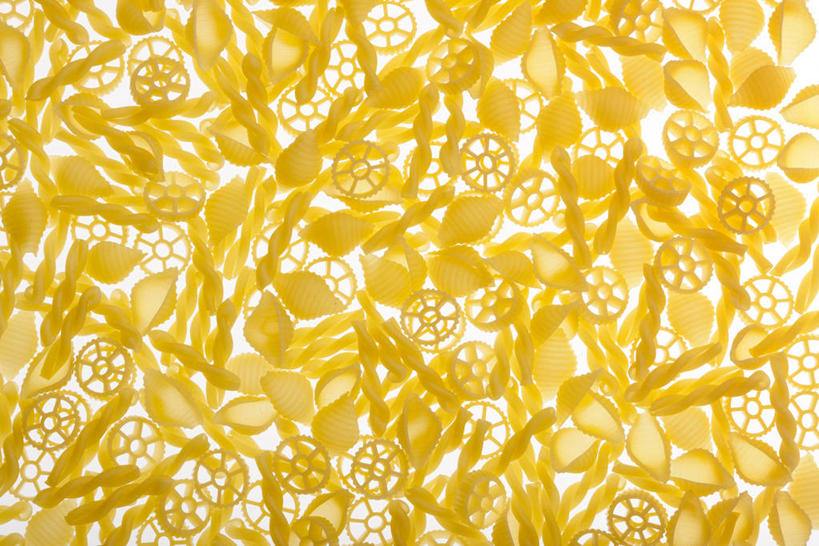 面食,面条,意大利面,通心粉,无人,横图,俯视,室内,特写,白天,白色背景,西餐,一堆,许多,阴影,堆叠,堆积,透明,反射,影子,面,通心面,料理,食品,很多,辉煌,食物,黄色,健康,西式,摄影,活泼,影棚,希望,堆,暖色,光辉,意粉,意面,光明,功名,轻快,彩图,高角度拍摄,影棚拍摄,拍摄,车轮面