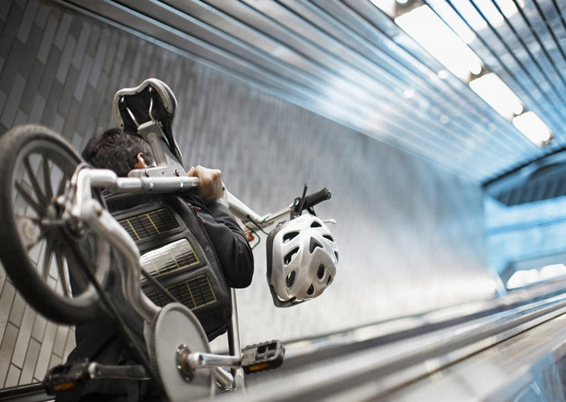 东方人,一个人,商务人士,商务男性,站,横图,室内,白天,仰视,衬衫,电梯,自行车,帽子,照明,亚洲,仅一个男性,仅一个人,阴影,套装,反射,头盔,影子,电动扶梯,灯光,自动扶梯,运输工具,山地车,黄种人,顶灯,车,脚踏车,灯,仅一个年轻男性,安全帽,灯具,交通工具,扛,站着,照亮,照明设备,载具,商务装,山地自行车,工薪阶层,扛在肩上,男人,男性,年轻男性,亚洲人,白领,上班族,站立,半身,彩图,低角度拍摄,衬衣,扶手电梯,升降设备,运输带,自动行人电梯,电扶梯