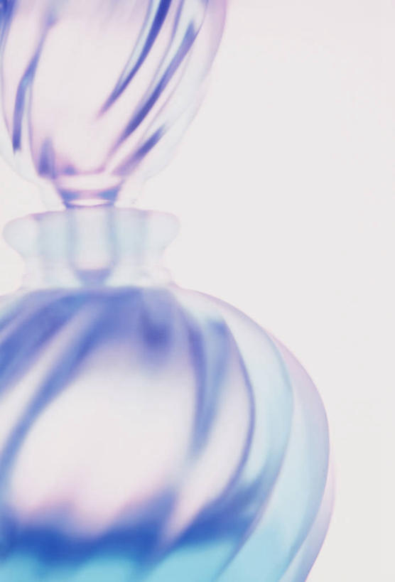 无人,竖图,室内,特写,白天,正面,时尚,静物,阴影,灰色背景,朦胧,模糊,芳香,香气,反射,罐子,影子,玻璃制品,玻璃瓶,瓶子,品味,香水,摄影,影棚,优雅,气味,高雅,芬芳,除臭,螺旋状,彩图,影棚拍摄,螺旋形,螺旋形状,螺旋型,拍摄