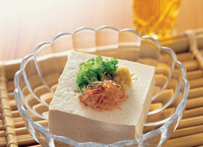 豆腐,无人,横图,俯视,室内,特写,白天,烹饪,幸福,餐桌,茶,桌子,蔬菜,杯子,玻璃,阴影,朦胧,模糊,新鲜,反射,影子,葱,青葱,日本料理,茶叶,料理,食品,娱乐,菜肴,美食,玻璃制品,食物,一个,容器,水杯,碗,日式料理,享受,休闲,日式,温馨,放松,乐趣,佳肴,有机食品,绿色食品,单个,餐台,储藏,提神,舒适,豆制品,储存,醒脑,饼茶,茶饼,团茶,玻璃杯,彩图,高角度拍摄,贮存